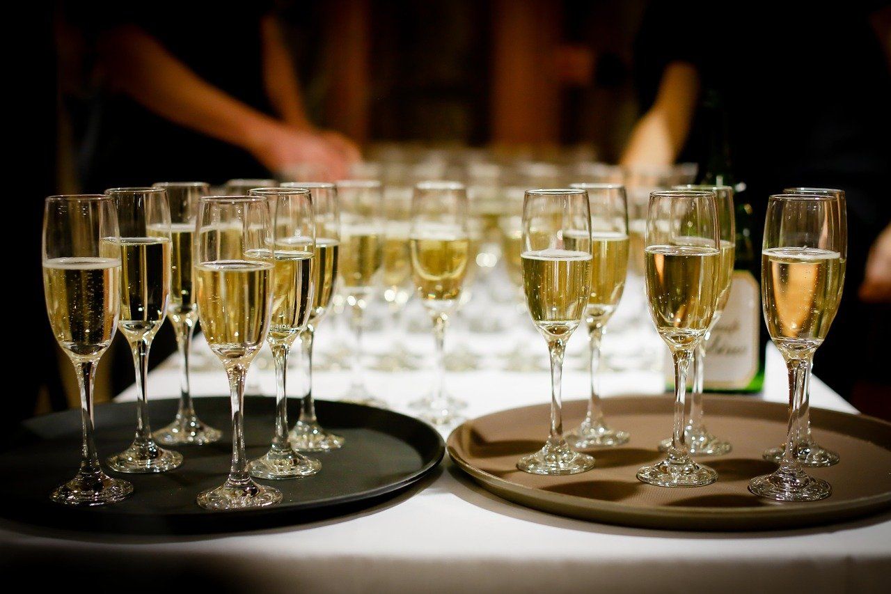 Catering por franquicia sigue gravado con IVA. Oficio DIAN 513 de 2021 drinks, alcohol, glasses-1283608.jpg