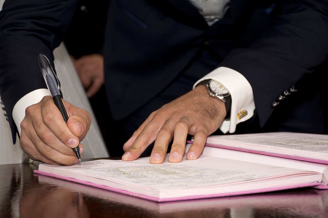 A los Grandes Contribuyentes sí se les aplazó el formato 2516. Concepto DIAN 193 de 2021 mayor, signature, sign-917149.jpg