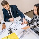 Profesionales revisando documentos en una reunión de trabajo