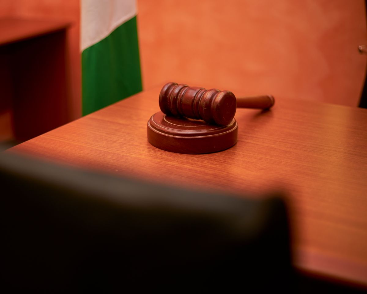 Sentencia 30510 del 03-09-2026. Renta. Desconocimiento de pasivos por diferencias con los saldos certificados por los acreedores. Mazo judicial sobre un escritorio de tribunal