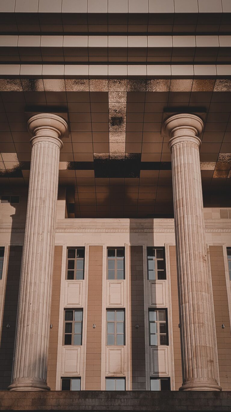 Sentencia 30400 del 04-06-2026. Procedimiento. Firmeza de la declaración de IVA cuando la declaración de renta del mismo año determina pérdidas fiscales, antes de la Ley 1819 de 2016. 6 Columnas en la entrada de un edificio judicial