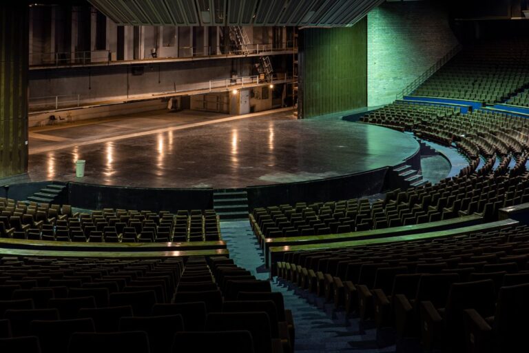 Concepto 014681 del 18-08-2026. GMF. Recursos de la contribución parafiscal cultural. 2 Interior de un teatro con filas de sillas frente al escenario