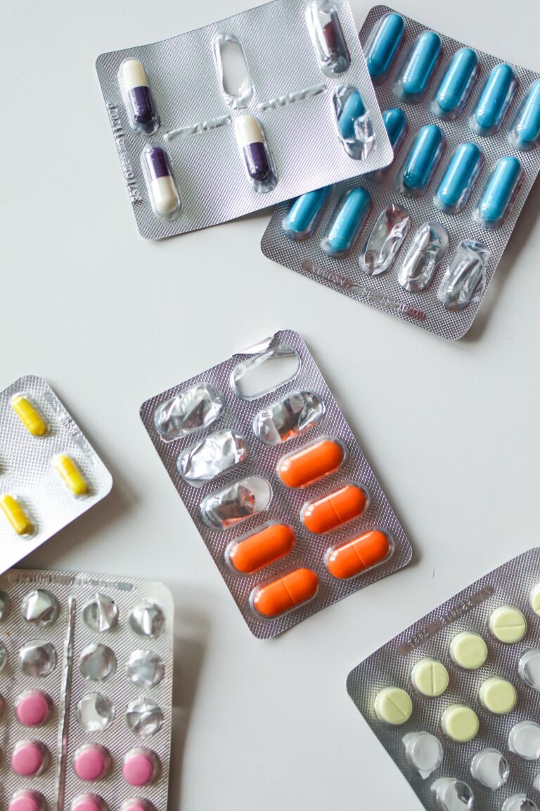 Concepto 014998 del 25-08-2026. IVA. Exclusión de bienes y servicios del Sistema General de Seguridad Social en Salud. 6 Blísteres de medicamentos sobre fondo blanco