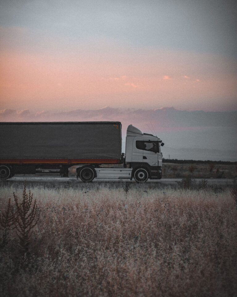 Concepto 014737 del 19-08-2026. IVA. Transporte de bienes bajo demanda prestado por personas naturales. 5 Camión de carga en una carretera al atardecer