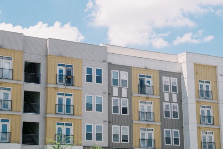 Edificio de apartamentos contra el cielo azul