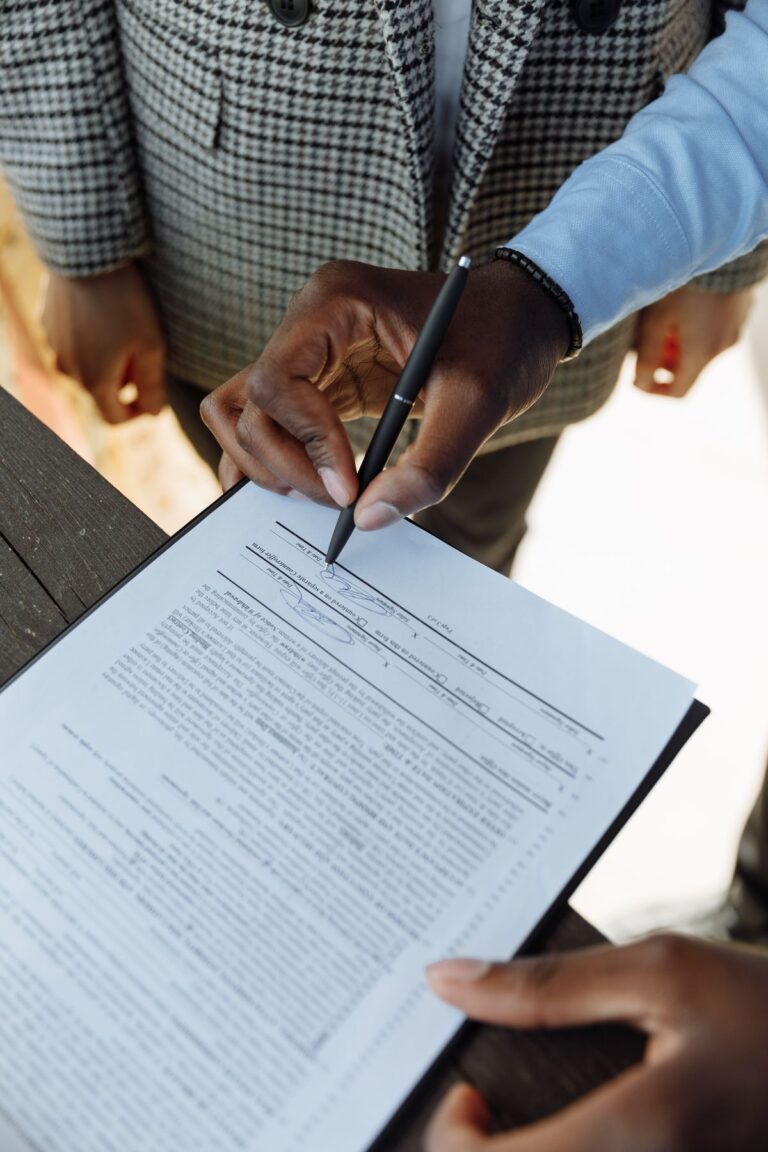 Oficio 012989 del 29-07-2026. Procedimiento. RUB. Fecha de creación de la estructura derivada de un contrato de colaboración empresarial. 2 Persona firmando un contrato
