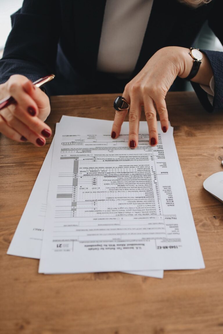 Concepto 014908 del 19-08-2026. Procedimiento. Decreto Legislativo 240 de 2026. Reporte escrito para consolidar los beneficios. 9 Mano con bolígrafo sobre documentos