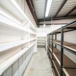 Hilera de estanterías en una bodega