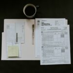 Oficio 015662 del 07-09-2026. Retención en la fuente. Autorretención especial en el Formulario 350 durante la suspensión del Decreto 572 de 2025. Formularios tributarios, bolígrafo y taza sobre un escritorio