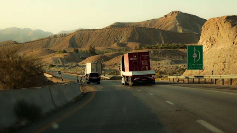 Concepto 015694 del 05-09-2026. Renta. Deducción de pagos a transportadores de carga independientes. Seguridad social. 4 Camiones en una carretera entre montañas
