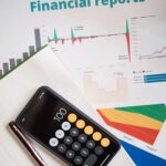 Oficio Supersociedades 115-317593 del 22-07-2026. Societario. Estados financieros combinados cuando hay una sola subsidiaria bajo control conjunto. Documento con cifras financieras y una calculadora sobre una mesa