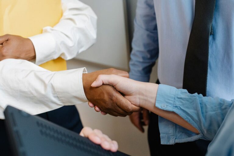 Oficio 016680 del 24-09-2026. Procedimiento. Tratamiento tributario de los fondos de cooperación de gobiernos y organismos extranjeros destinados a programas de utilidad común. 1 Colegas de distintos orígenes se dan la mano en una reunión de trabajo