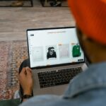 Hombre revisa opciones de ropa en una tienda en línea desde su computador portátil