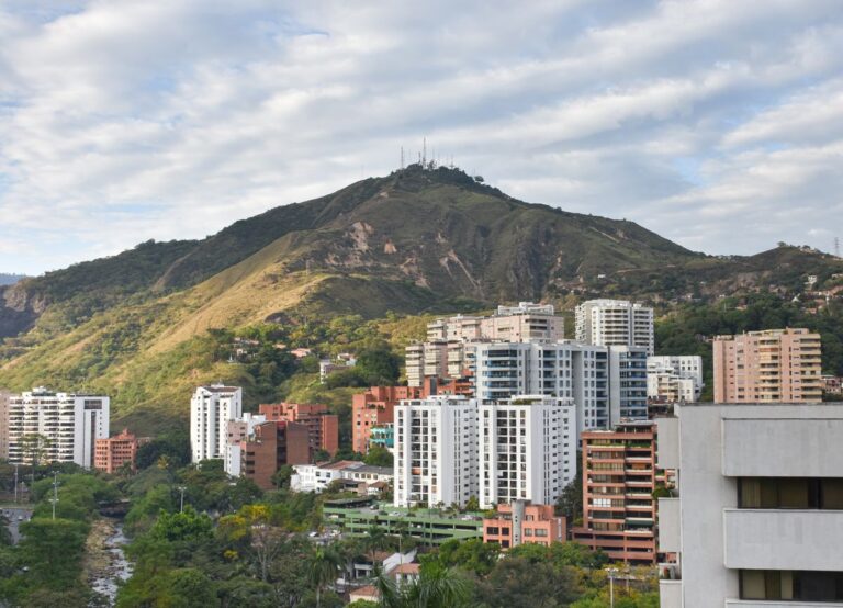 Panorámica de Cali con edificios y el cerro de las Tres Cruces
