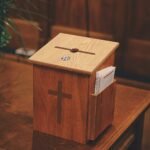 Caja de madera sobre una mesa