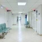 Concepto 016342 del 18-09-2026. Impuesto al patrimonio. Empresas del sector salud. Alcance de los criterios orientadores. Pasillo de hospital vacío con bancas y puertas