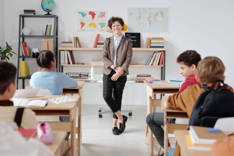 Oficio 016893 del 25-09-2026. Retención en la fuente. Prima de servicios docente y sueldo en el procedimiento 1 del art. 385 del E.T. 1 Docente de pie frente a sus estudiantes en un salón de clase