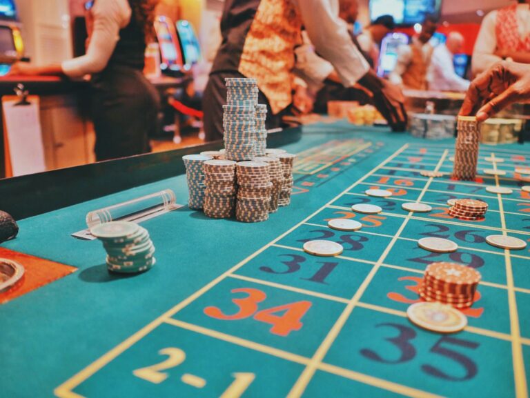 Oficio 015512 del 04-09-2026. IVA. Juegos de suerte y azar. 10 Mesa de casino con fichas