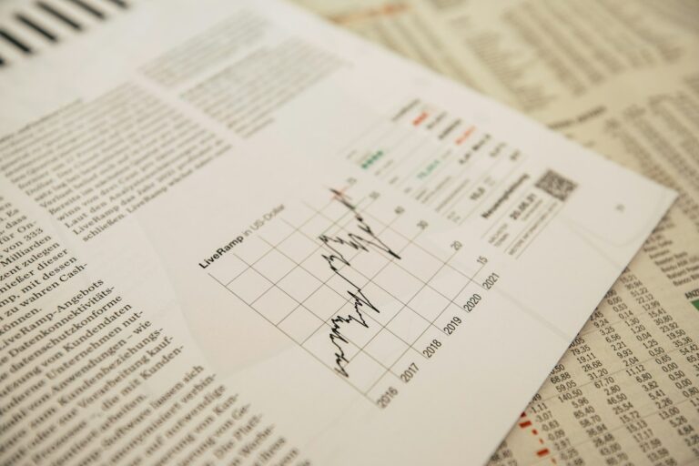 Concepto 015520 del 04-09-2026. Renta. Calificación fiscal como deuda de instrumentos sin vencimiento fijo. 9 Periódico financiero con un gráfico bursátil