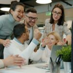 Sentencia 28403 del 10-12-2025. Renta. Régimen ZESE. El aumento del 15 % del empleo directo también se exige a las sociedades nuevas. Equipo de trabajo celebra un logro en la oficina