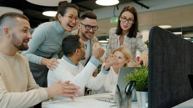 Sentencia 28403 del 10-12-2025. Renta. Régimen ZESE. El aumento del 15 % del empleo directo también se exige a las sociedades nuevas. 10 Equipo de trabajo celebra un logro en la oficina