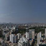 Concepto 016345 del 18-09-2026. Renta. Transferencia de utilidades de una sucursal a su oficina principal en Perú. Vista aérea de una ciudad con edificios altos