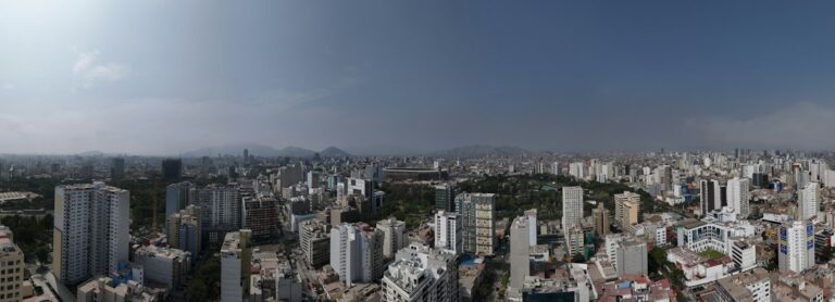 Concepto 016345 del 18-09-2026. Renta. Transferencia de utilidades de una sucursal a su oficina principal en Perú. 1 Vista aérea de una ciudad con edificios altos