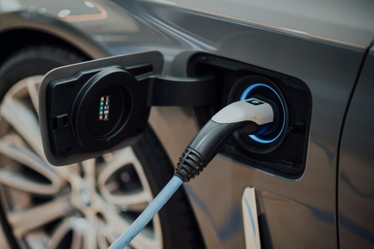 Cable de carga conectado a un vehículo eléctrico